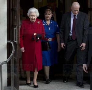 Britain's Queen Elizabeth leaves King Edward VII hospital in central London, March 4, 2013. The Queen left hospital on Monday a day after being admitted with symptoms of gastroenteritis, walking from the hospital entrance to a waiting limousine. . REUTERS/Olivia Harris (BRITAIN - Tags: POLITICS SOCIETY ROYALS)