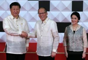 Philippines President Benigno Aquino III and his sister Maria Elena Aquino-Cruz, right, welcome Chinese President Xi Jinping to the welcome dinner at the Asia-Pacific Economic Cooperation (APEC) summit in Manila, Philippines Wednesday, Nov. 18, 2015.  Leaders from 21 countries and self-governing territories are gathering in Manila for the Asia Pacific Economic Cooperation summit. The meeting's official agenda is focused on trade, business and economic issues but terrorism, South China Sea disputes and climate change are also set to be in focus. (AP Photo/Bullit Marquez)