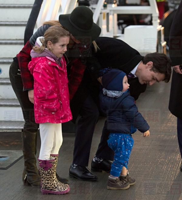 Canadian Prime Minister Justin Trudeau fixes his son, Hdrien's pant leg as he disembarks a government plane with Sophie Gregoire Trudeau and Ella Grace Trudeau at the airport in Luton, England, Wednesday Nov.25, 2015. THE CANADIAN PRESS/Adrian Wyld