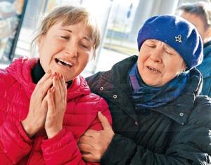 Relatives react at Pulkovo international airport outside Saint Petersburg after a Russian plane with 224 people on board crashed in a mountainous part of Egypt's Sinai Peninsula on October 31, 2015. Ambulances reached the site and began evacuating "casualties," officials and state media reported, without elaborating on their condition. The plane took off early in the morning from the southern Sinai resort of Sharm el-Sheikh bound for Saint Petersburg in Russia but communication was lost 23 minutes after departure, officials said. AFP PHOTO / OLGA MALTSEVA