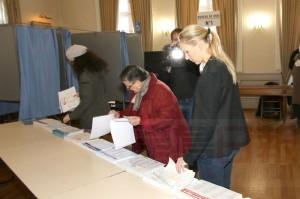 Far right National Front party regional leader for southeastern France, Marion Marechal-Le Pen, right, prepares to cast her ballot at a polling station, in Carpentras, southern France, Sunday, Dec. 6, 2015. French voters are casting ballots Sunday for regional leaders in an unusually tense security climate, expected to favor conservative and far right candidates and strike a new blow against the governing Socialists. (AP Photo/Claude Paris)