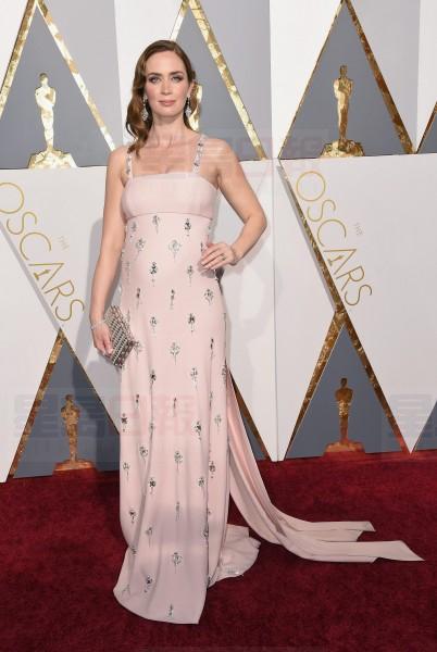Emily Blunt arrives at the Oscars on Sunday, Feb. 28, 2016, at the Dolby Theatre in Los Angeles. (Photo by Dan Steinberg/Invision/AP)