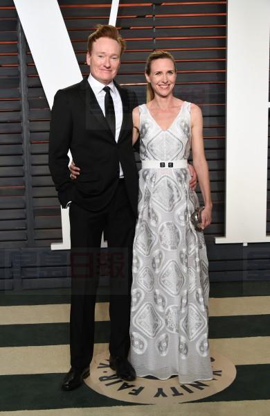 Conan O'Brien, left, and Liza Powel arrive at the Vanity Fair Oscar Party on Sunday, Feb. 28, 2016, in Beverly Hills, Calif. (Photo by Evan Agostini/Invision/AP)