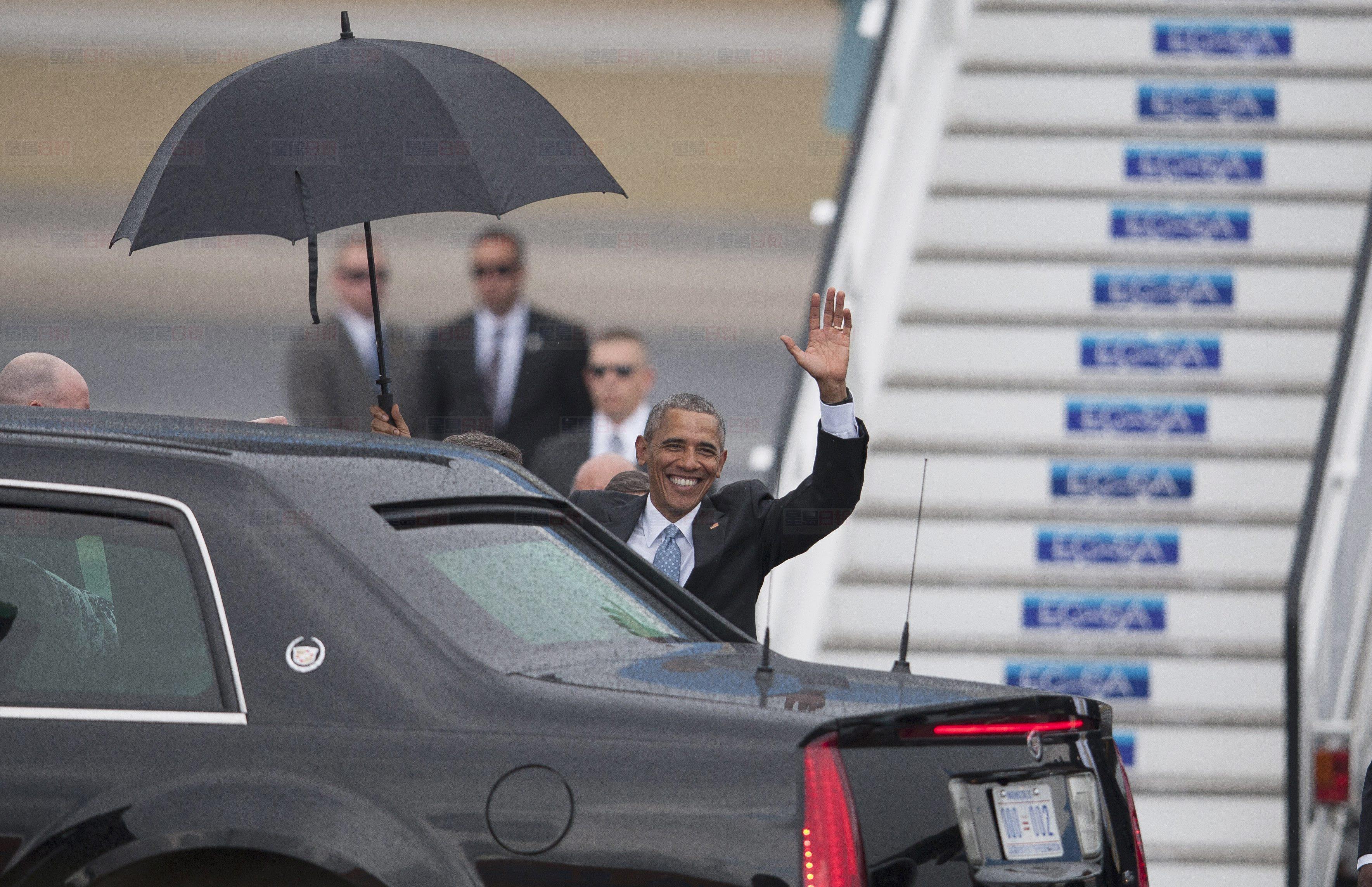 President Barack Obama waves upon arrival to Jose Marti International Airport in Havana, Cuba, Sunday, March 20, 2016. Obama became the first U.S. president to visit the island in nearly 90 years. (AP Photo/Fernando Medina)