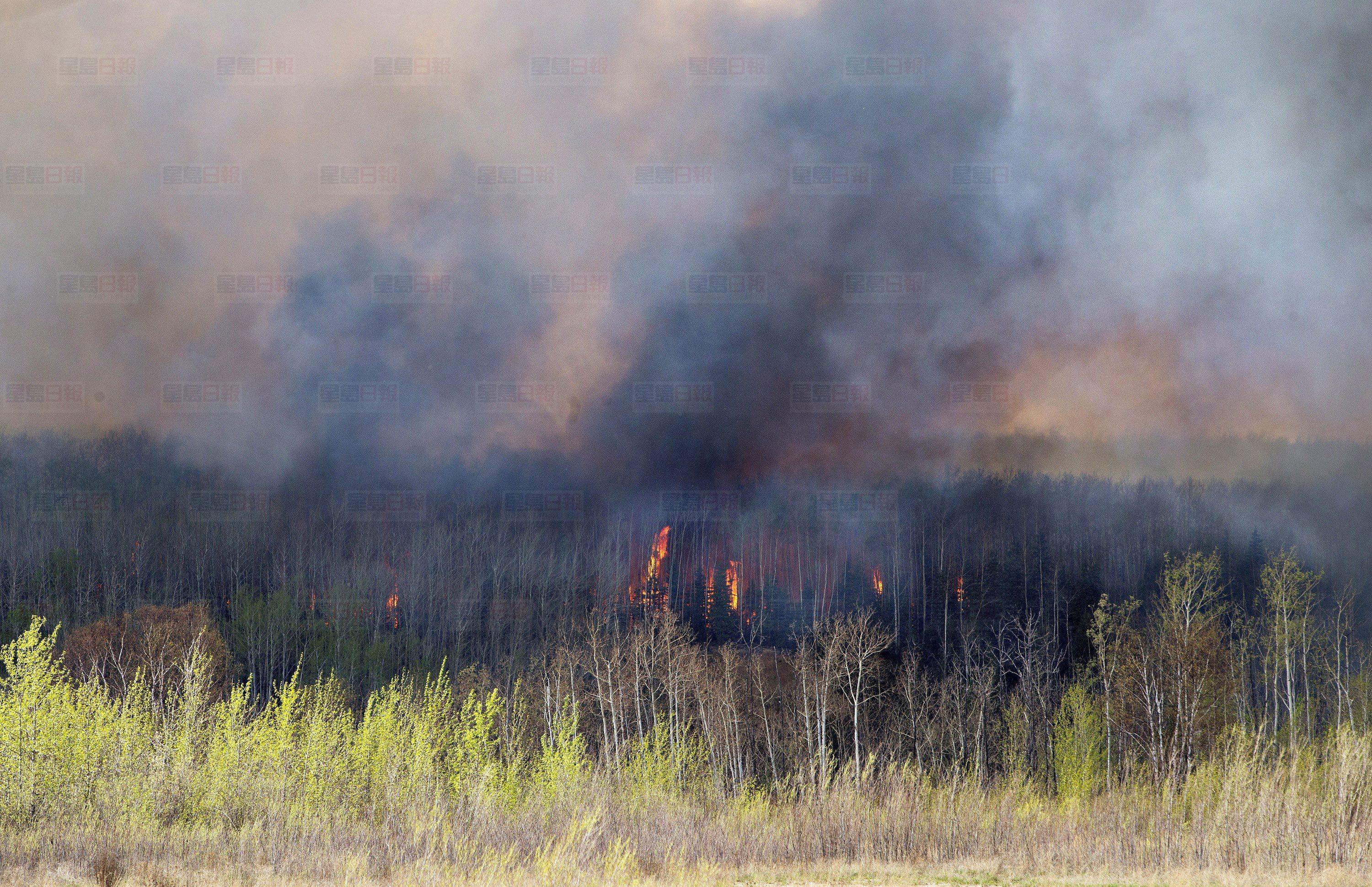 A wildfire creeps up on an unburnt area in Fort McMurray, Alta., on Wednesday May 4, 2016. The wildfire has already torched 1,600 structures in the evacuated oil hub of Fort McMurray and is poised to renew its attack in another day of scorching heat and strong winds.THE CANADIAN PRESS/Jason Franson