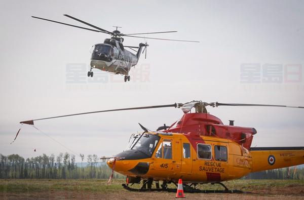 A helicopter helping with the Fort McMurray wildfires takes off from a staging base near Conklin, Alta., Saturday, May 7, 2016.THE CANADIAN PRESS/Jeff McIntosh