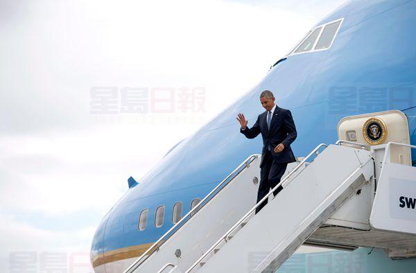 U.S. President Barack Obama arrives at the airport in Ottawa for the North American Leaders' Summit on Wednesday, June 29, 2016. THE CANADIAN PRESS/Justin Tang