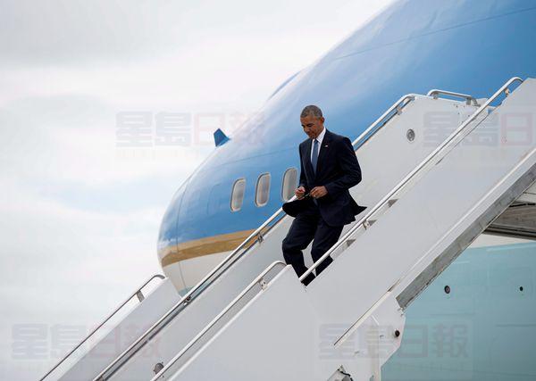 U.S. President Barack Obama arrives at the airport in Ottawa for the North American Leaders' Summit on Wednesday, June 29, 2016. THE CANADIAN PRESS/Justin Tang
