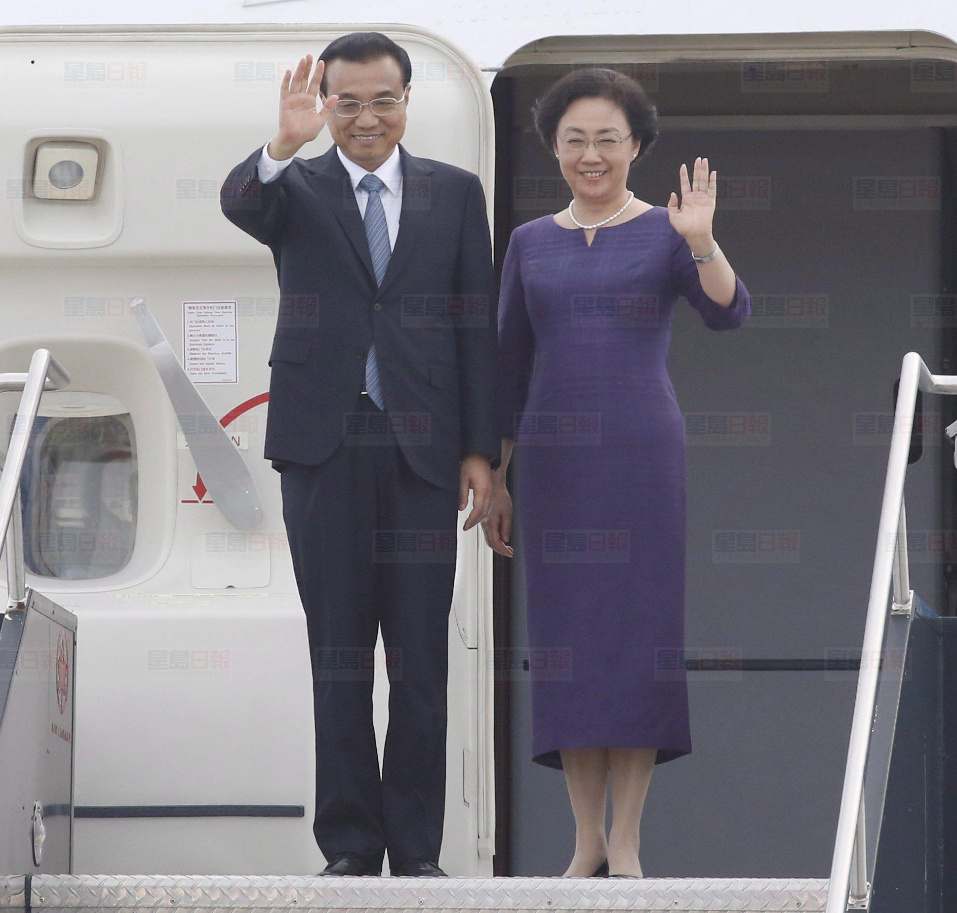 Chinese Premier Li Keqiang and his wife Cheng Hong arrive at the Ottawa airport to begin a four-day Canadian visit on Wednesday, September 21, 2016. THE CANADIAN PRESS/ Patrick Doyle