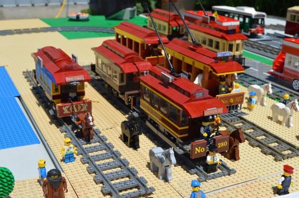 2017713-streetcars1-ed.jpg-resize-_opacity_100-frame_bg_color_FFF-h_2500-gravity_center-q_70-preserve_ratio_true-w_1400_