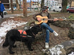 本納彈著吉他,相伴10年的愛犬站在身邊,他表示這是他最享受的時刻。