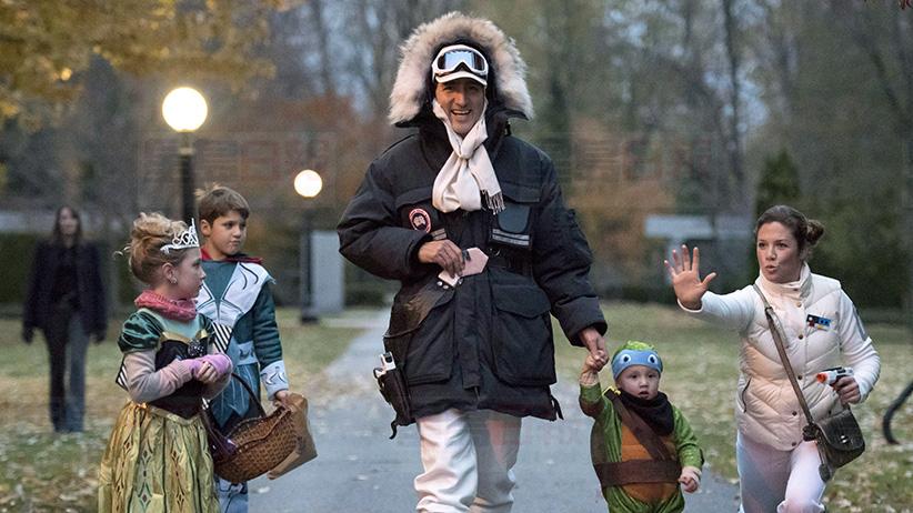 Prime Minister-designate Justin Trudeau, dressed as Han Solo from The Empire Strikes Back, walks with his children Hadrien (second from right), Ella-Grace and Xavier, as his wife Sophie Gregoire-Trudeau, dressed as Princess Leia, jokes with onlookers as the family prepares to go trick-or-treating on Halloween in Ottawa on Saturday, Oct. 31, 2015. (Justin Tang/CP)