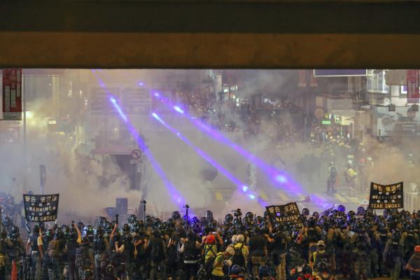 周日警方在西環、銅鑼灣等多個地區清場後,深夜多個九龍,深夜多個九龍新界地區仍有示威活動,圖為周日晚上大批示威者在銅鑼灣與警對峙。