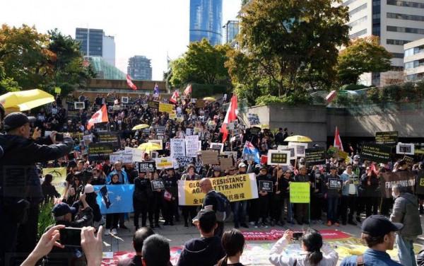 遊行隊伍行在省級法院外集會。主辦單位提供