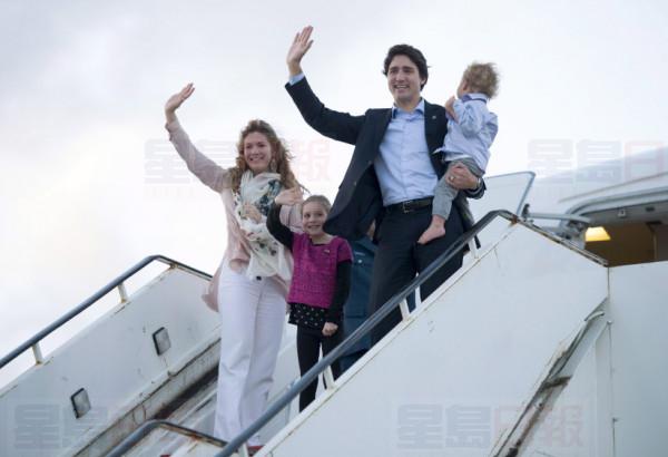 Canadian Prime Minister Justin Trudeau, Hadrien, Ella-Grace and his wife Sophie Gregoire-Trudeau board a government plane Saturday, November 28, 2015. (Adrian Wyld/CP)