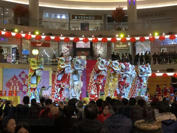 年卅晚列治文時代坊商場有大型除夕活動，有舞獅、歌舞表演等，氣氛熱鬧。本報記者攝