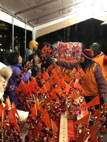 市民在花市選購風車。本報記者攝