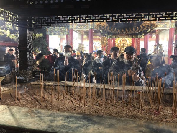 凌晨過後，信眾在列治文觀音寺上「頭炷香」。本報記者攝