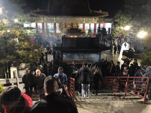 年初一凌晨時份，列治文觀音寺人頭湧湧。本報記者攝