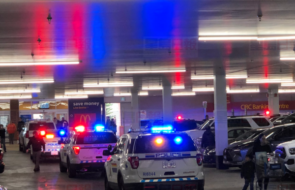 大批警車趕到Walmart停車場。網絡視頻截圖