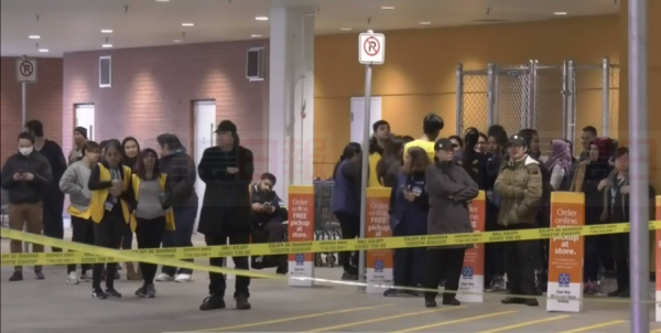 被疏散至店外的員工及顧客。CTV