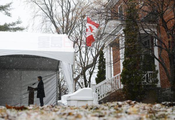 Prime Minister Justin Trudeau addresses Canadians on the COVID-19 pandemic from Rideau Cottage in Ottawa on Thursday, April 9, 2020. THE CANADIAN PRESS/Sean Kilpatrick