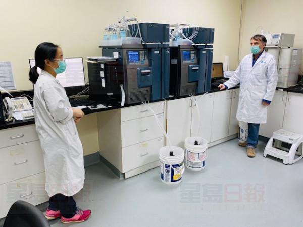 藥廠員工不但在防塵室內工作，更穿著標準的防護裝備，保障藥品安全。受訪者提供