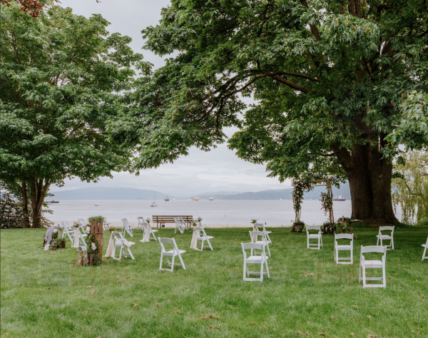 為預防新冠,觀禮的椅子也保持「社交距離」。 Palette Creative提供