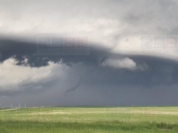 亞省Taber附近，一股龍捲風正在形成。網上圖片