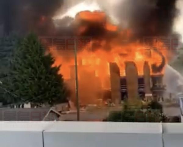 溫哥華南區周四發生在建柏文大火。網上視頻截圖