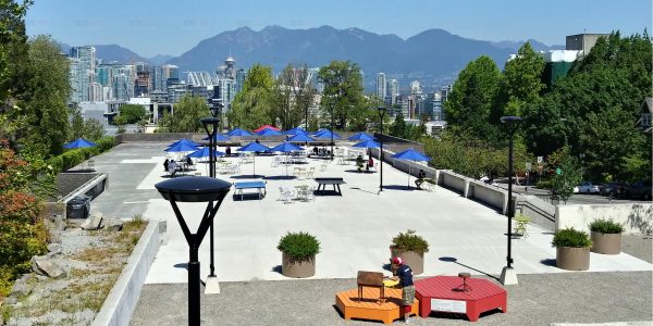 溫市府大樓外Helena gutteridge廣場。 市府網站圖片