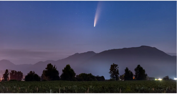 彗星掠過阿波斯福上空。 星島資料圖片