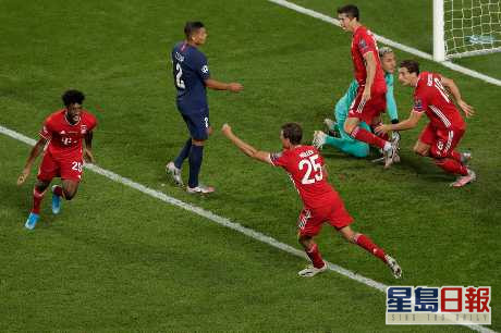 高文頭槌破網後與隊友慶祝