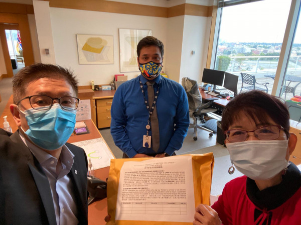 梁雄傑（左），與屈結冰（右）將請願書呈交給省長辦公室的工作人員。  梁雄傑提供 