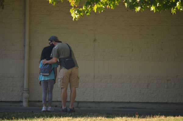 一位家長正在安慰自己的孩子。 張譽攝