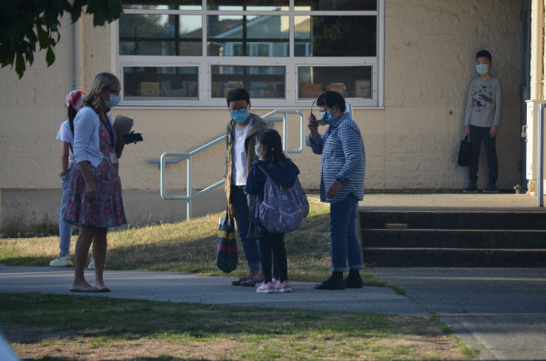 家長帶著孩子詢問情況。 張譽攝
