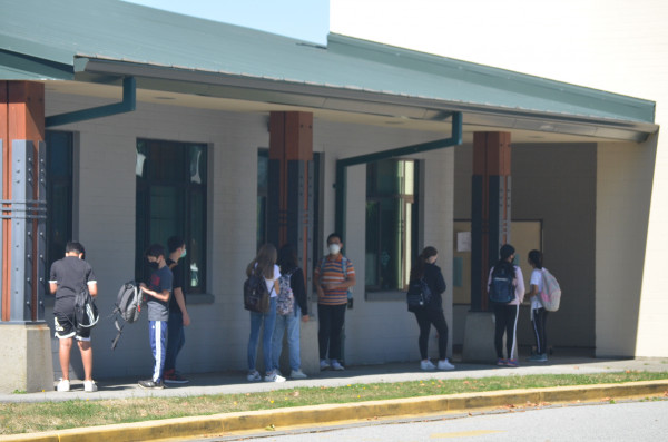 學生被要求分時段入校報名。 張譽攝