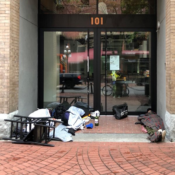 露宿者佔用門前過道。 推特圖