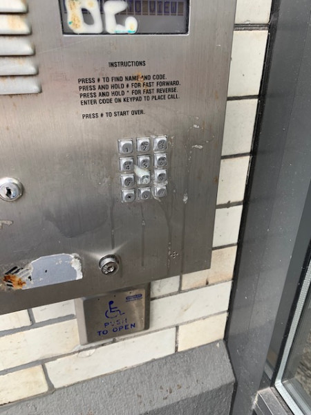 門前電話上滴下口水。 推特圖