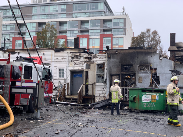 消防局在現場調查。 張譽攝