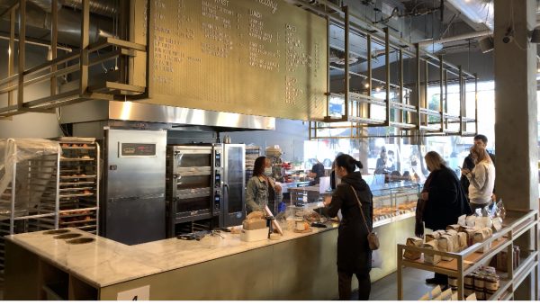 東主也希望通過一些手機程序能解決輪候買東西的等待問題。 張譽攝