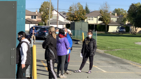 選民在門口排隊進入票站。 張譽攝