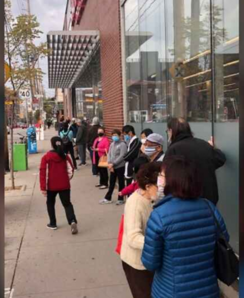 藥房外出現長龍,民眾等候接種疫苗。 CTV圖片