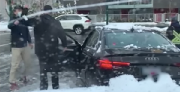 两人争吵画面被人拍下。 Facebook图片