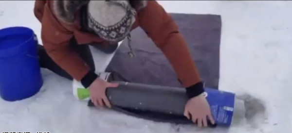 濕毛巾做成滑板滑雪。 Twitter圖片