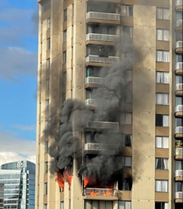 溫市中心西端一柏文單位起火。 Twitter圖片