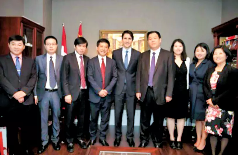 在2016年杜魯多與張斌會面的自由黨籌款活動中，出席者之一韋煒(左三)現正被警方控告，於萬錦市一豪宅經營地下賭場。資料圖片