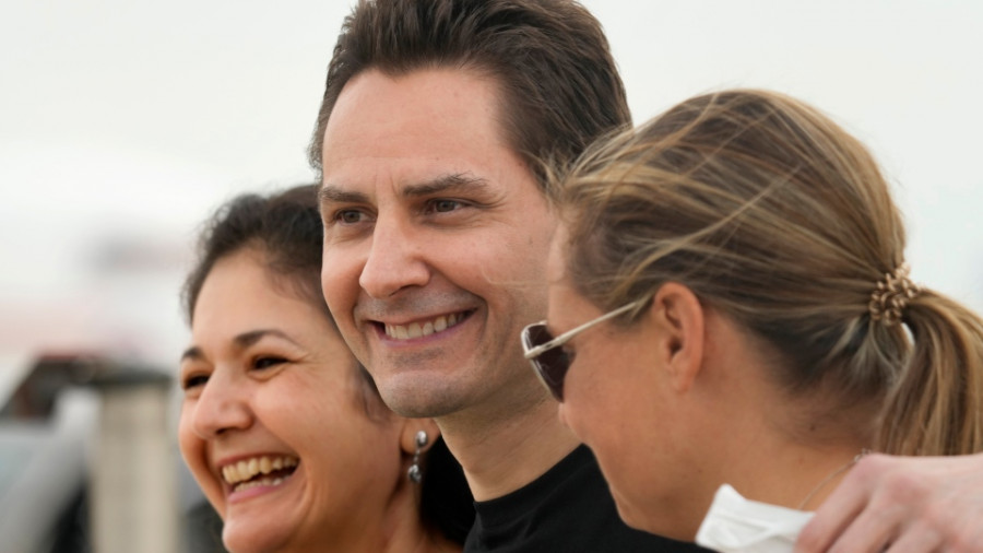 康明凱（中）與妻子(左)及妹妹在多倫多機場開心重逢。加通社 