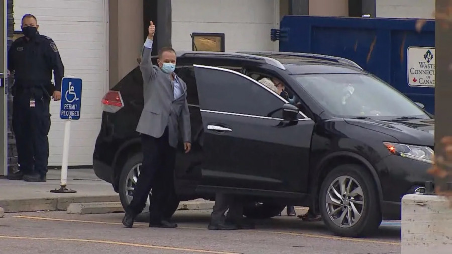 斯帕弗在卡加利機場豎起大拇指。CBC 