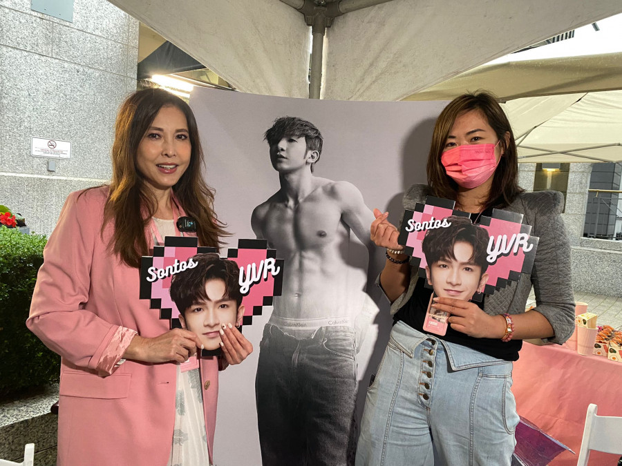 李婉華（左）與協助籌辦今次​​活動的Rea（右），顯得非常興奮。星島記者攝